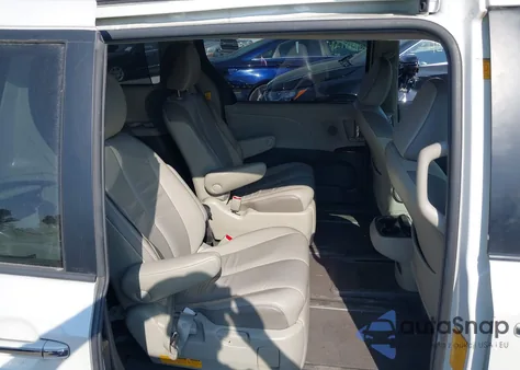 2011 Toyota Sienna Limited z USA, uszkodzony, nr VIN 5TDDK3DC8BS011085